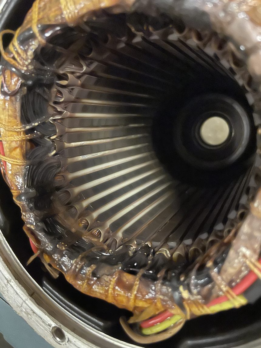Elektrisk motor med brente, sotede viklinger — ikke lønnsomt å reparere.